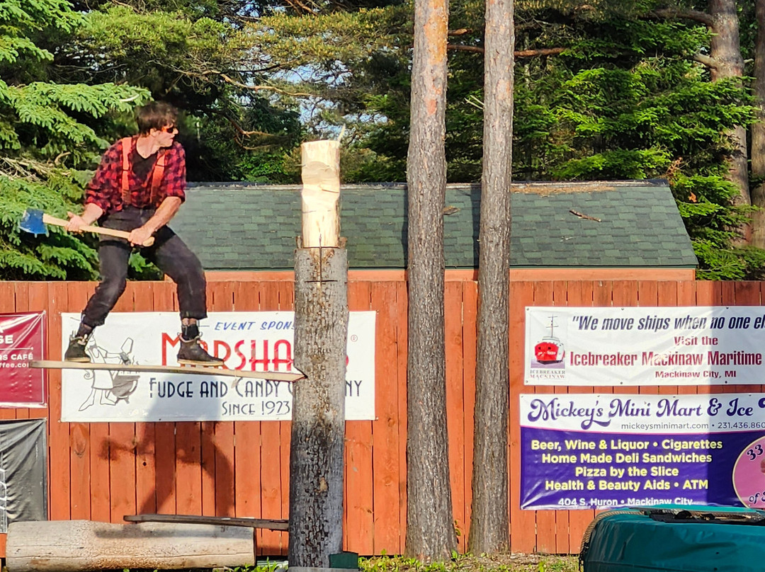 Jack Pine Lumberjack Show-麦基诺城必去景点