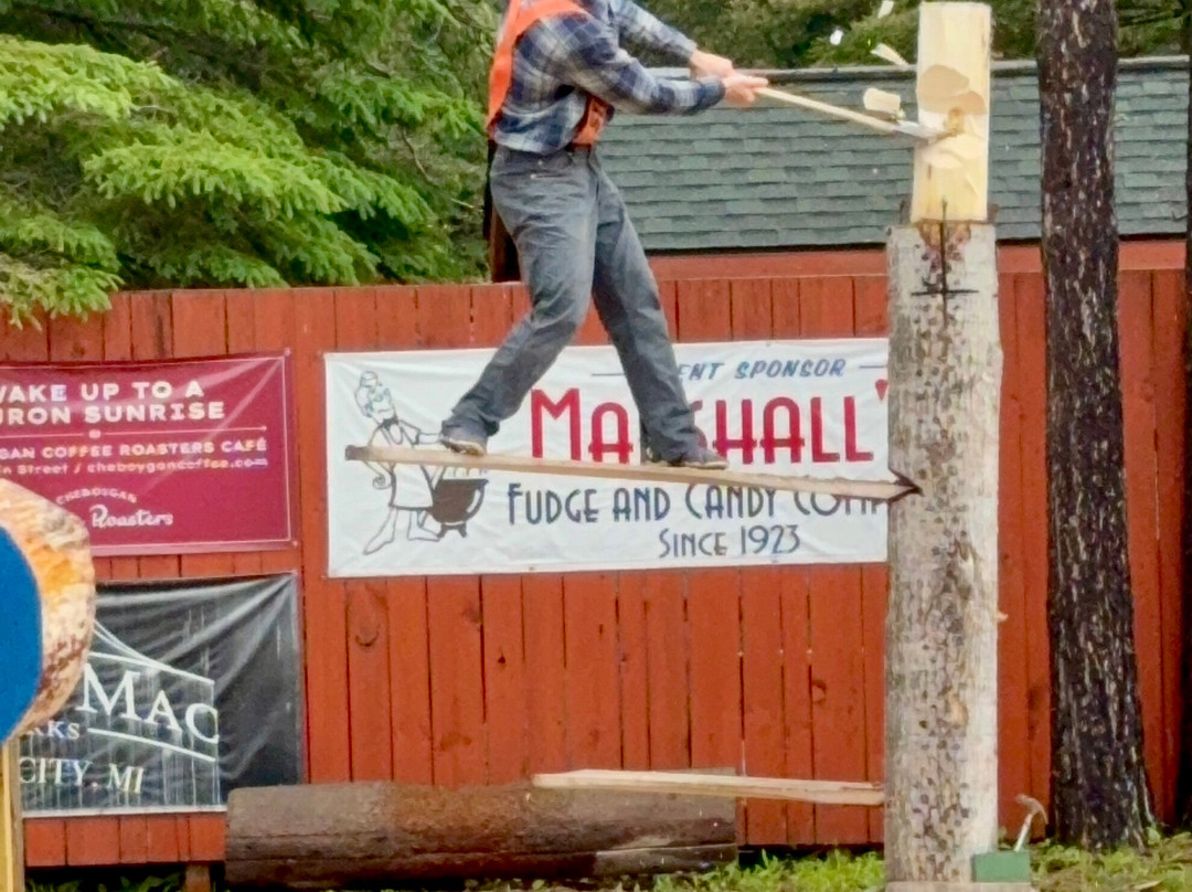 Jack Pine Lumberjack Show-麦基诺城必去景点