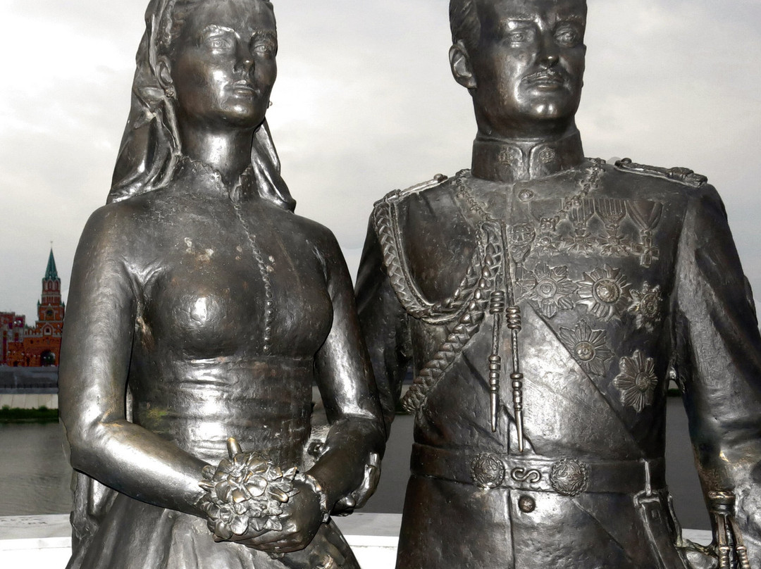 Monument to Honeymooners Grace Kelly and Rainier III-Yoshkar-Ola必去景点