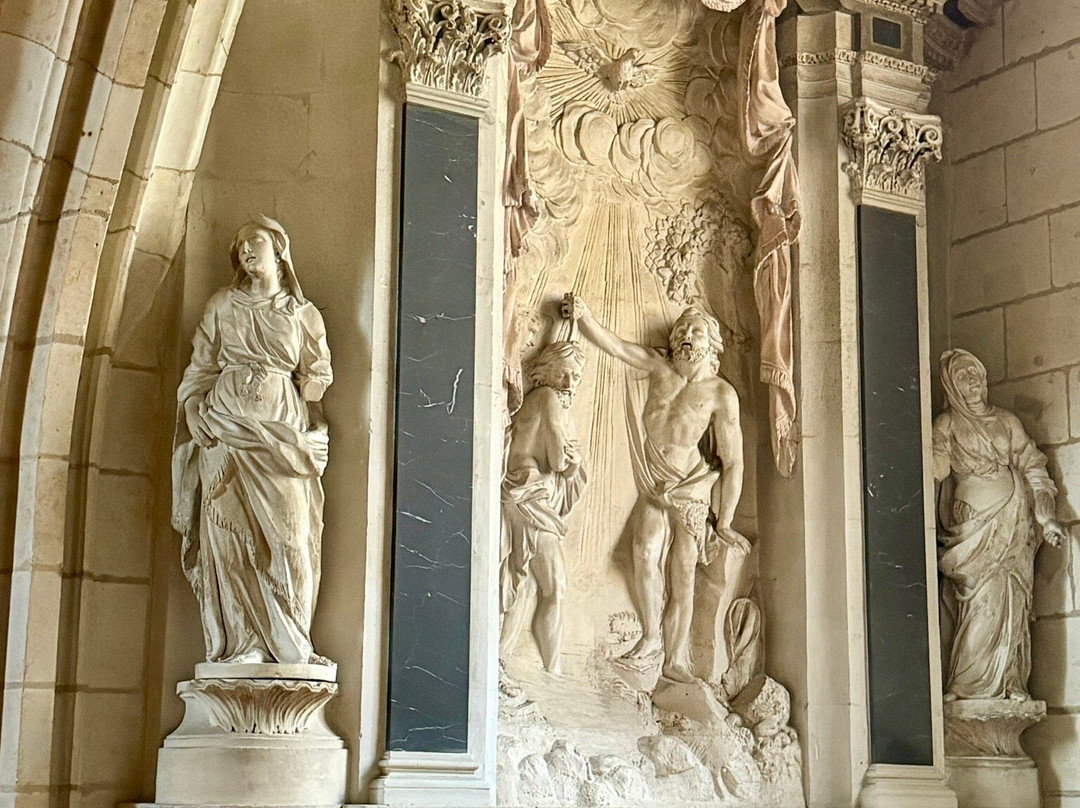 Eglise Saint Aubin-Les Ponts De Ce必去景点