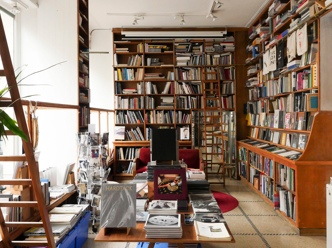 Tipi Photo Bookshop-圣吉尔必去景点