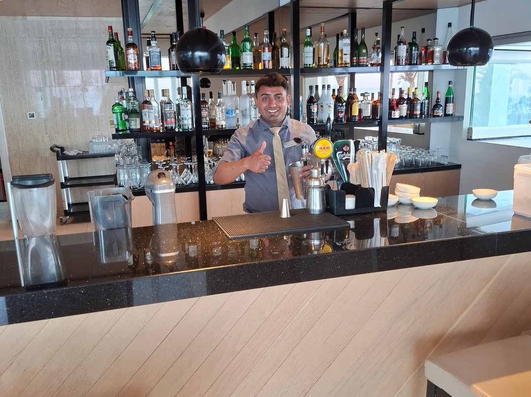 日出海滩酒店主图