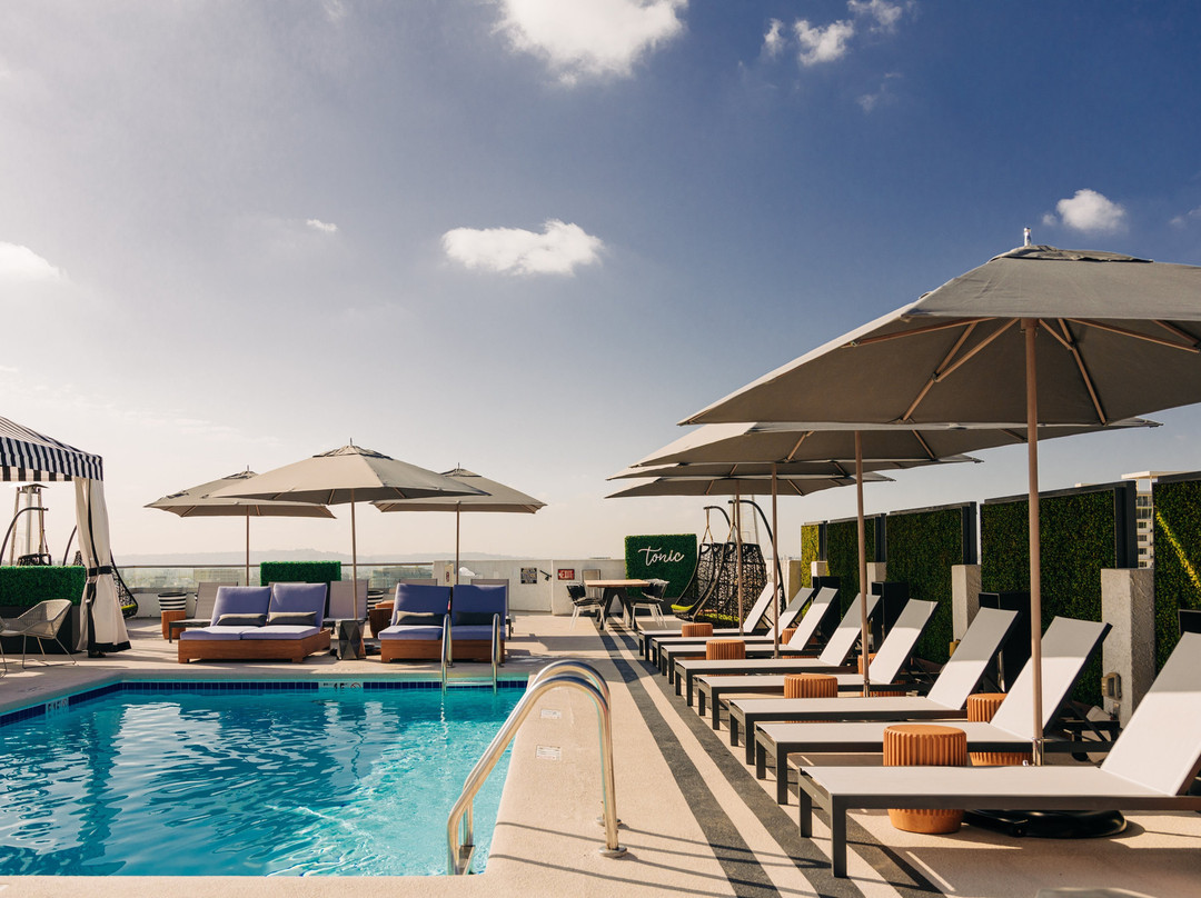 乐蒙特罗斯套房酒店主图