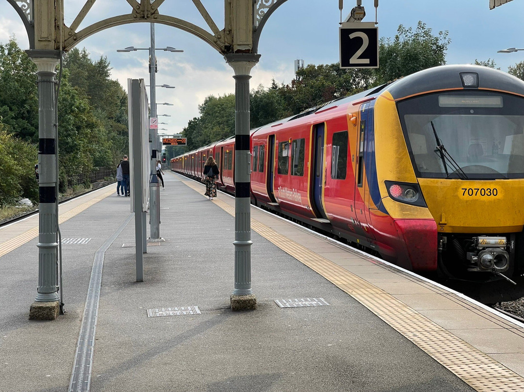 Hampton Court Railway Station景点图片