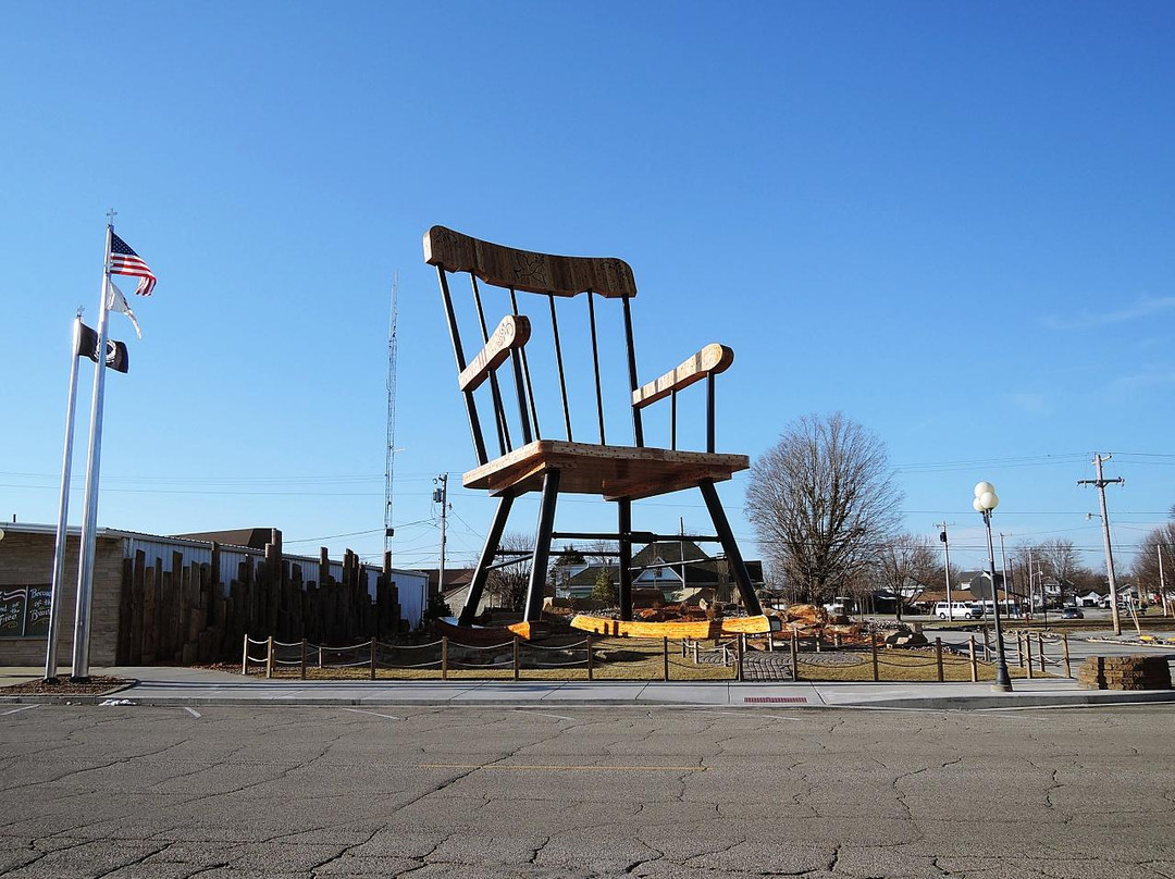 Casey旅游景点-World's Largest Rocking Chair