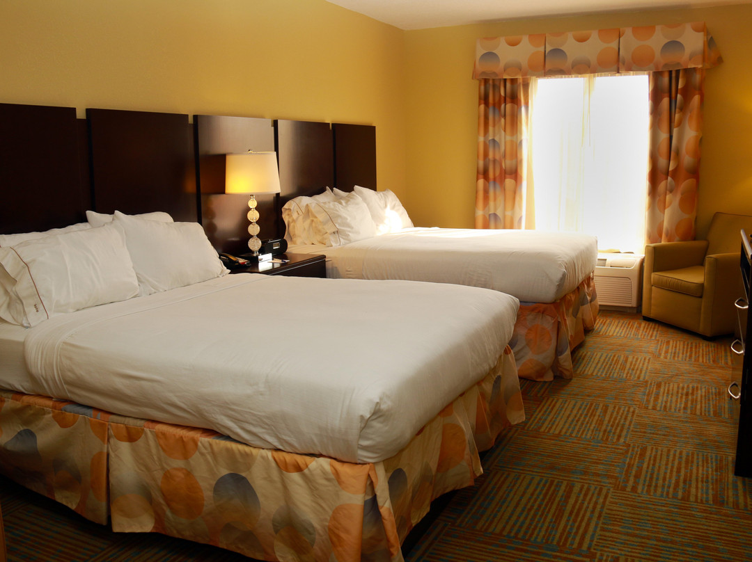 佩利快捷假日&套房酒店主图