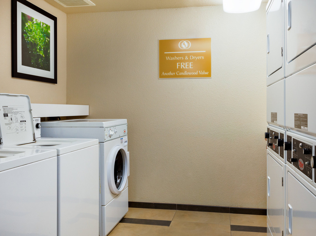 梅德福烛木套房酒店主图