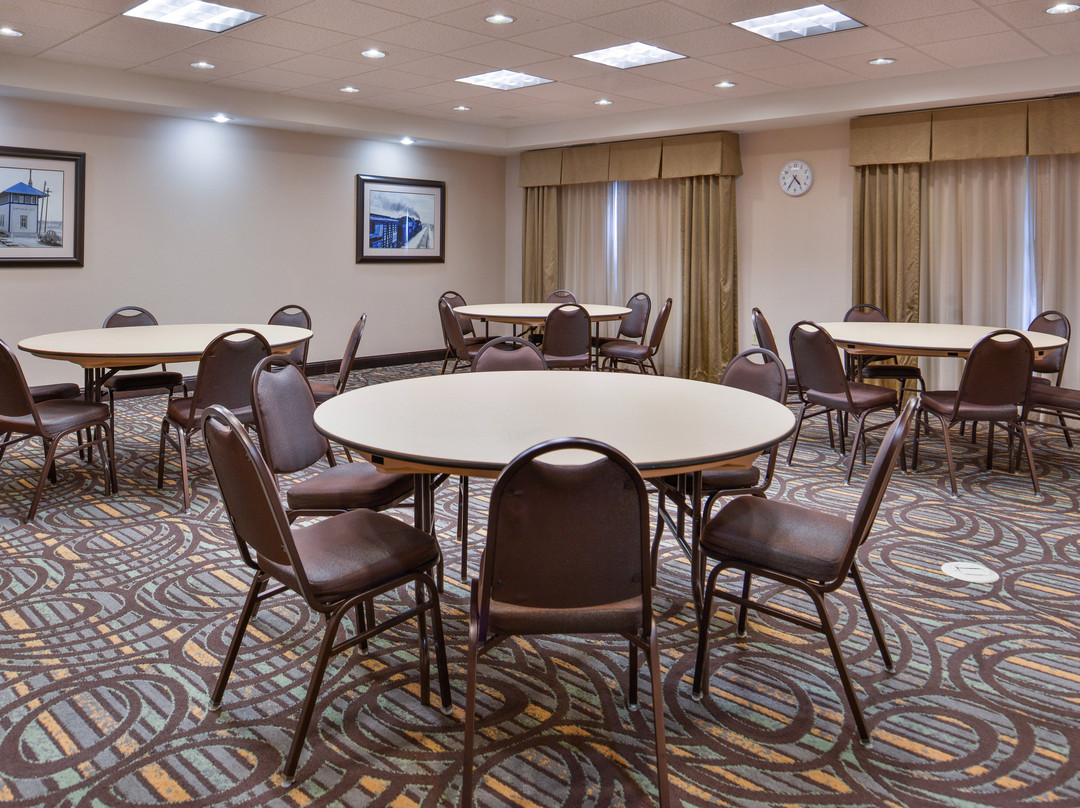 Holiday Inn Express & Suites Emporia Northwest By IHG主图