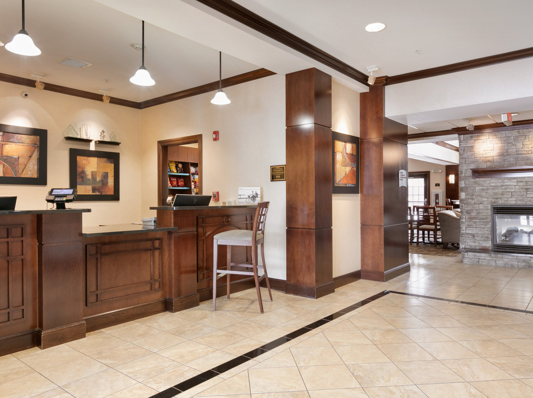 阿克伦斯托凯霍加福尔斯驻桥套房酒店主图