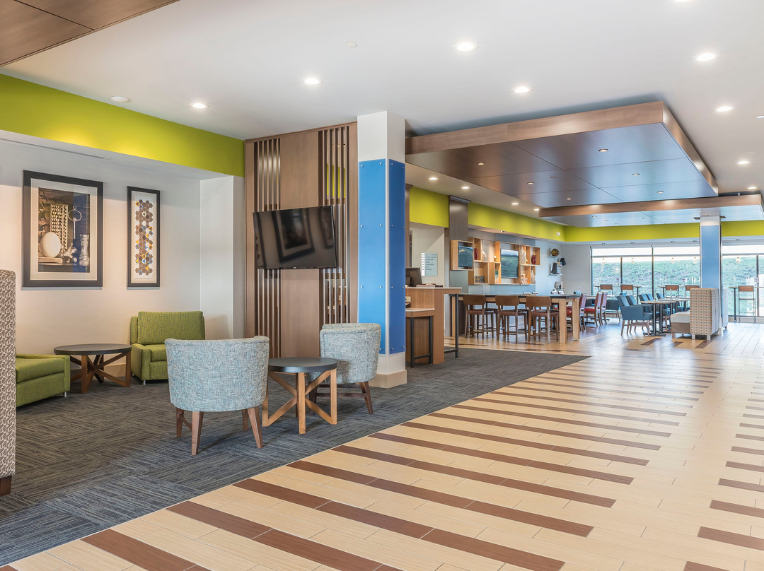 Holiday Inn Express & Suites Clarion By IHG主图