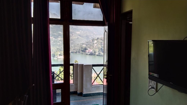 豪华湖景酒店主图