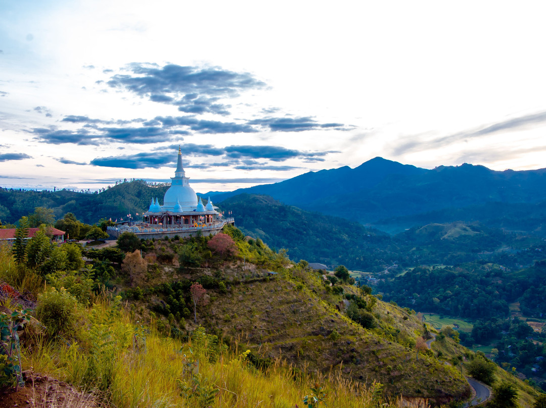 Mahamevnawa Monastery-Kumbalwela必去景点