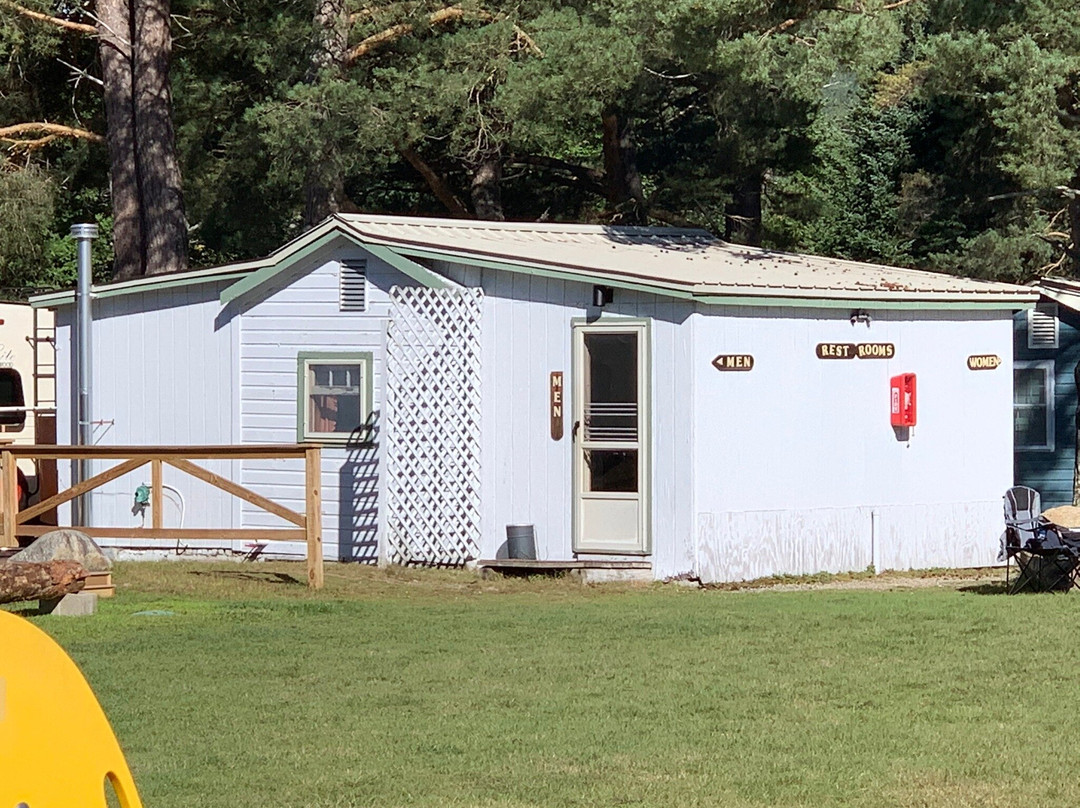 Along The River Campground And Cabins主图