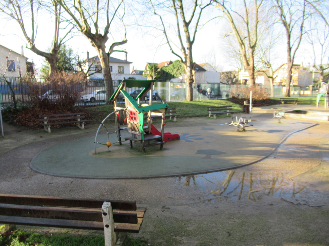 Square Victor Basch-圣莫代福塞必去景点