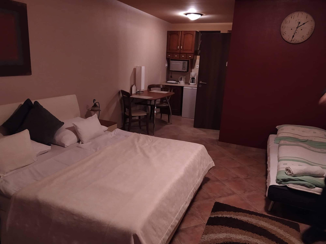 Bavarian Guest House and Aparthotel主图
