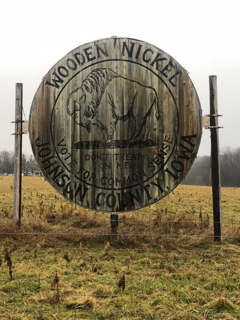 World's Largest Wooden Nickel-爱荷华城必去景点