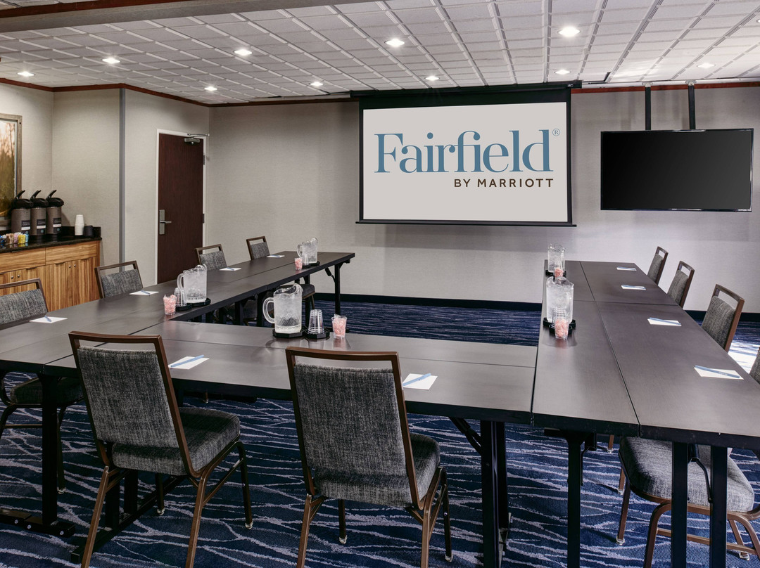 底特律利沃尼亚费尔菲尔德客栈主图