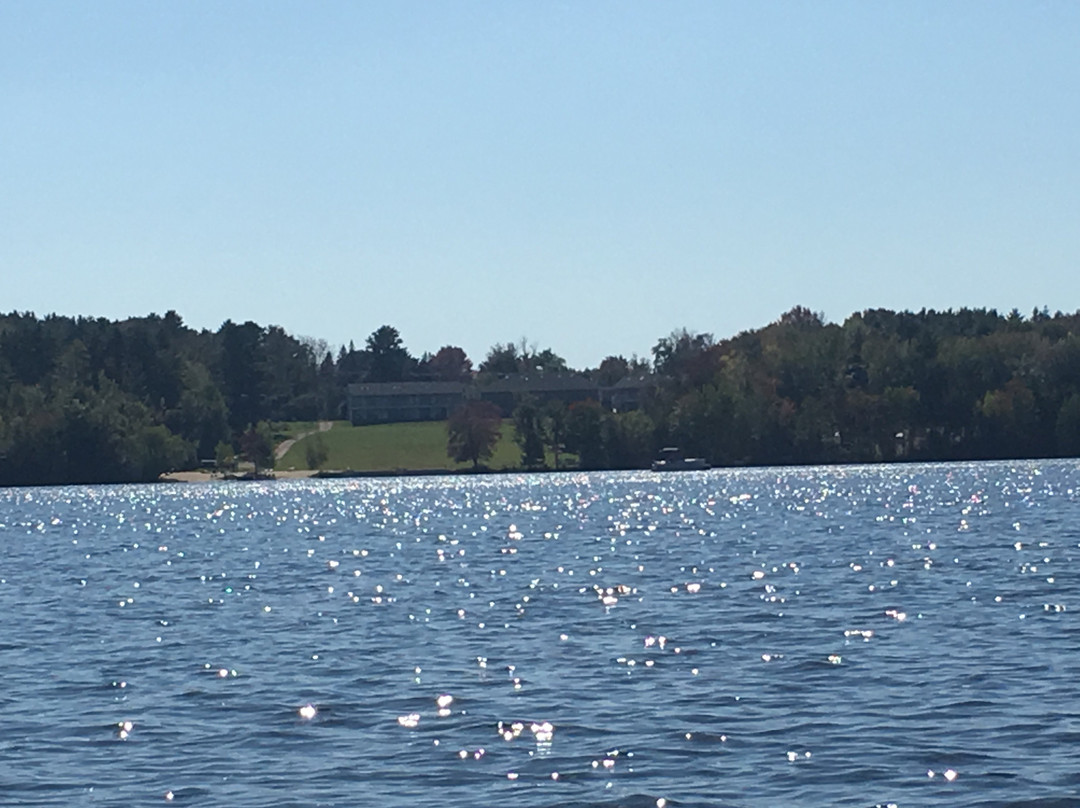 Crescent Lake Inn & Suites主图