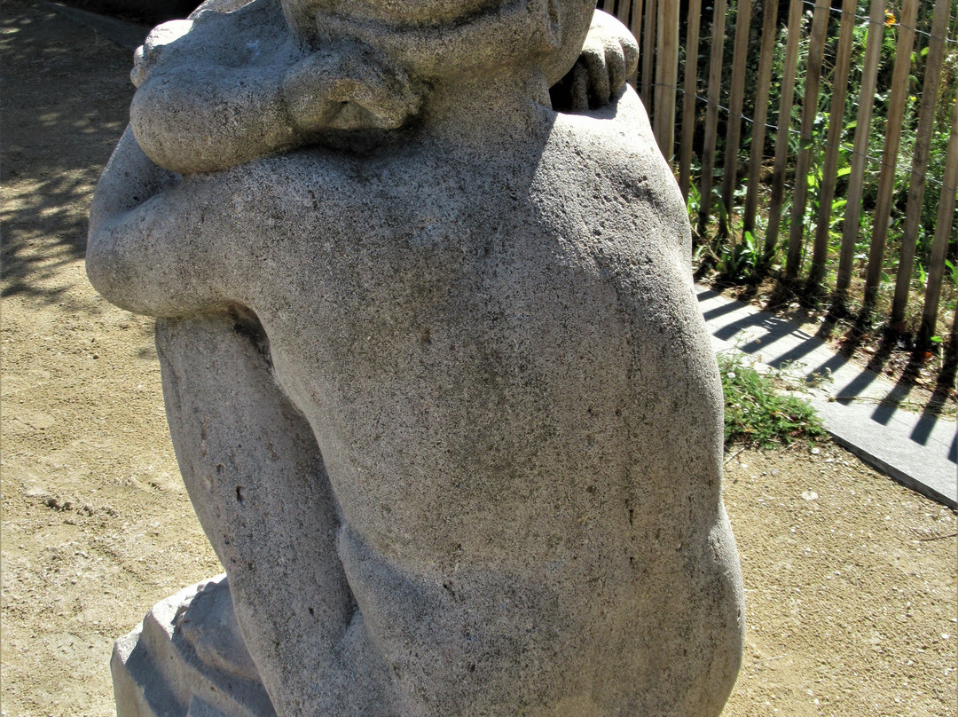 Statue representant une mere et son enfant-Romainville必去景点