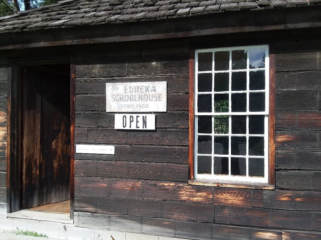 Eureka Schoolhouse and Baltimore Covered Bridge-Springfield必去景点