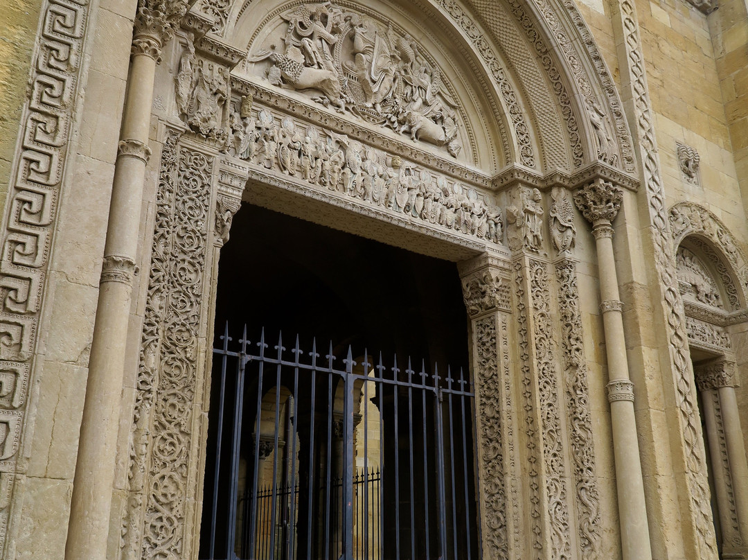 Abbaye Benedictine de Charlieu景点图片