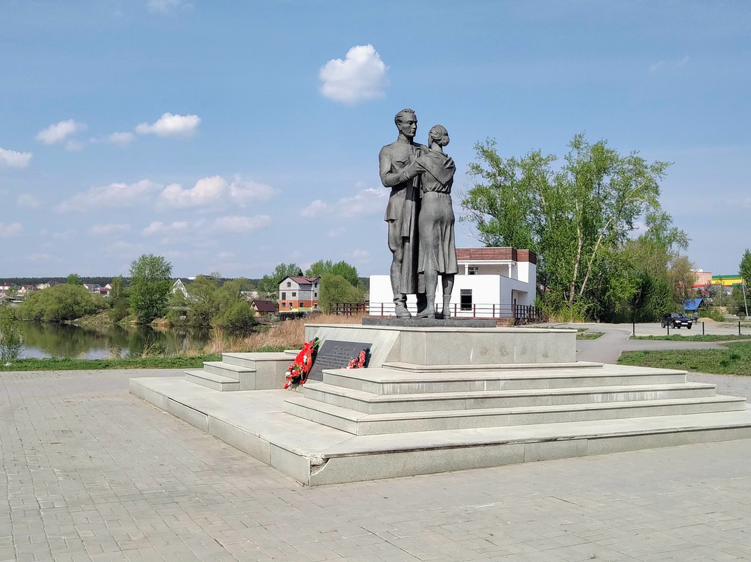 Monument to the Overcoat景点图片