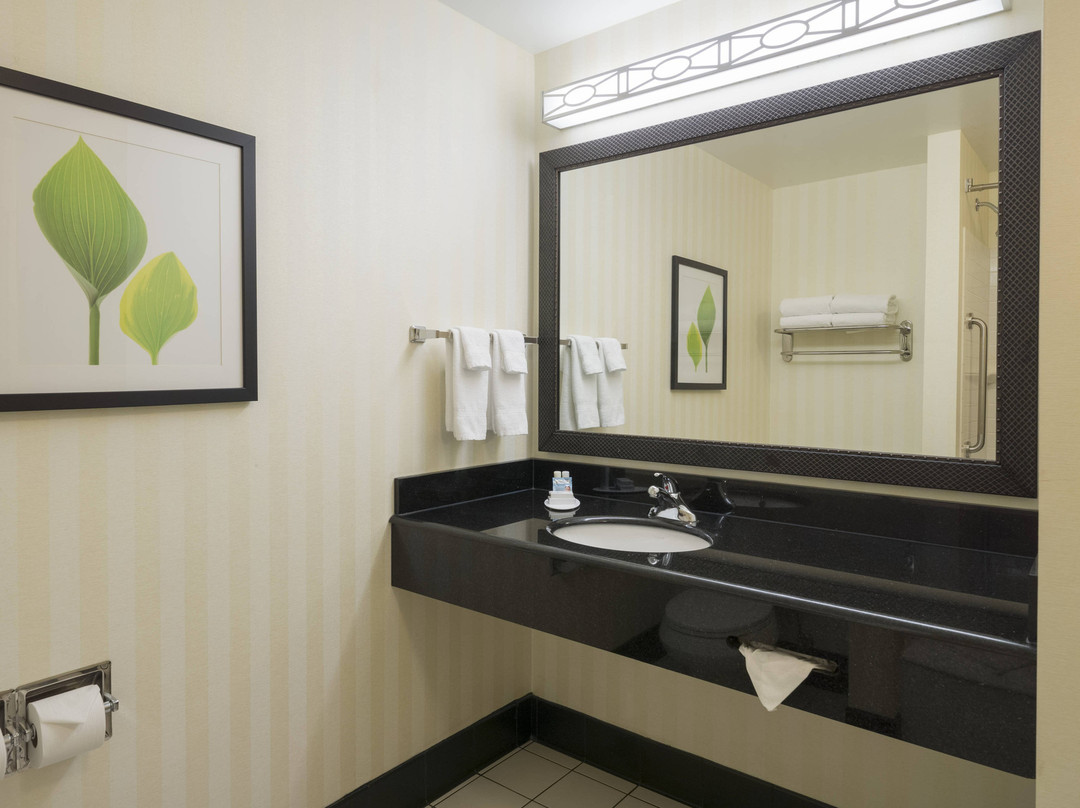 亨廷顿雷斯敦湖费尔菲尔德旅馆&套房酒店主图