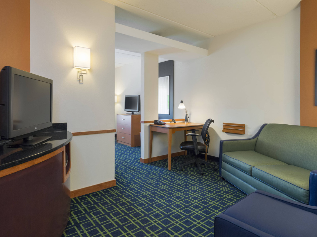 亨廷顿雷斯敦湖费尔菲尔德旅馆&套房酒店主图