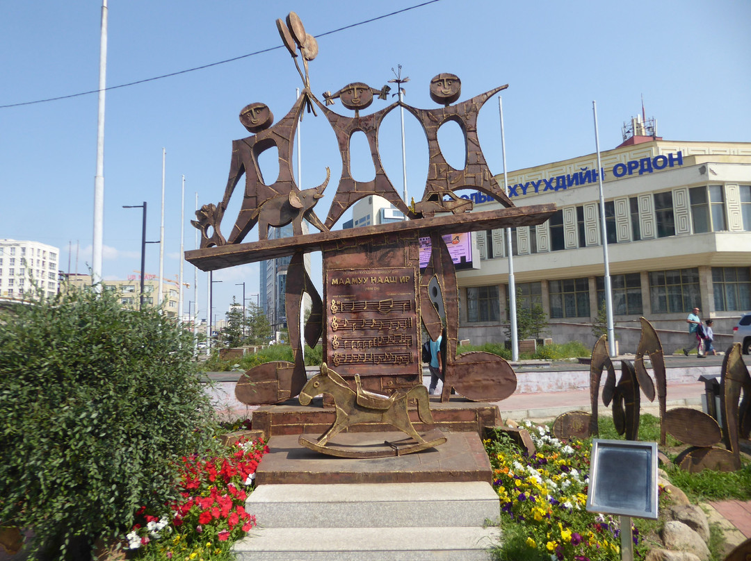 Monument to "Come Along My Little Buddy" Song-乌兰巴托必去景点