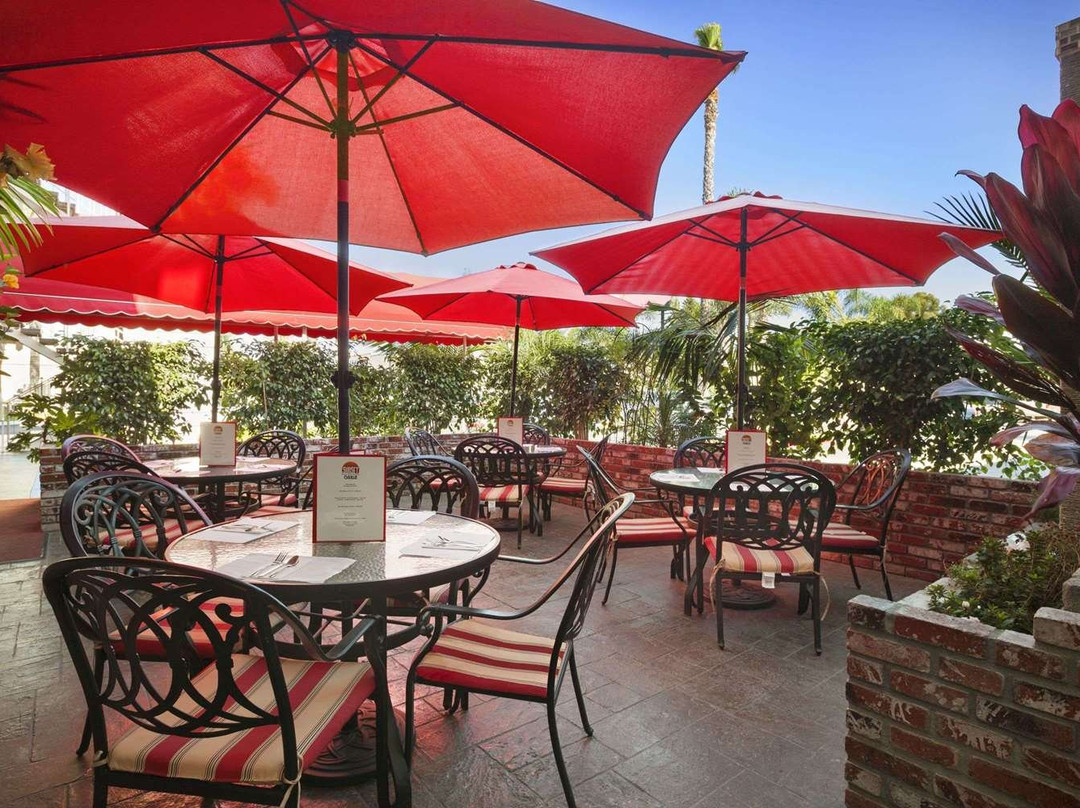 梅萨海岸/纽波特海滩华美达旅馆及套房酒店主图