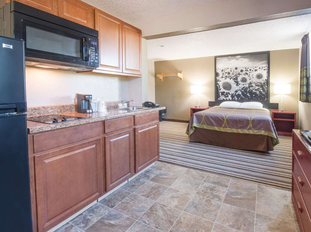 Super 8 by Wyndham Jamestown主图