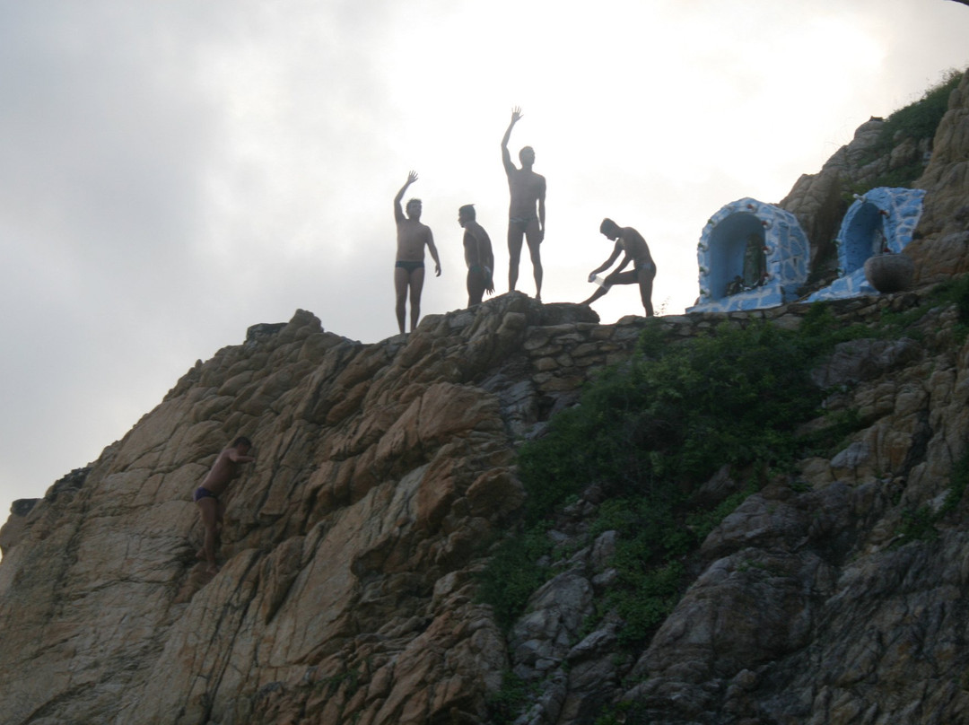 High Cliff Divers by Night with Dinner景点图片