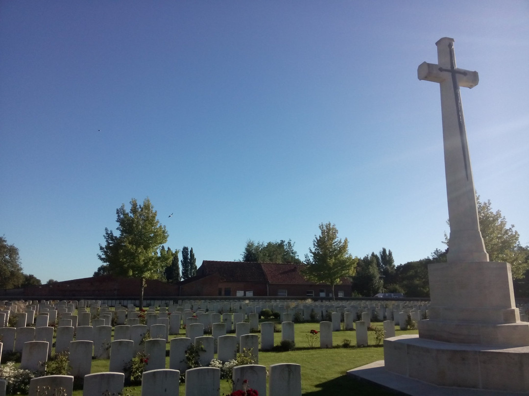 Menin Road South Military Cemetery景点图片