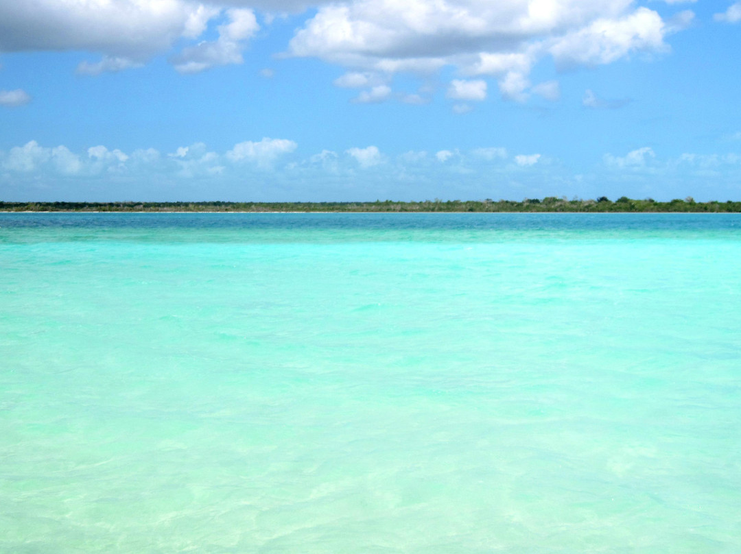 Lago Bacalar (Lake of the Seven Colors)景点图片