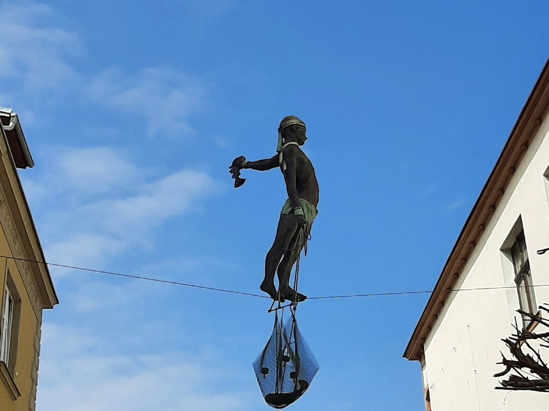 Statue Of A Tightrope Fisherman景点图片