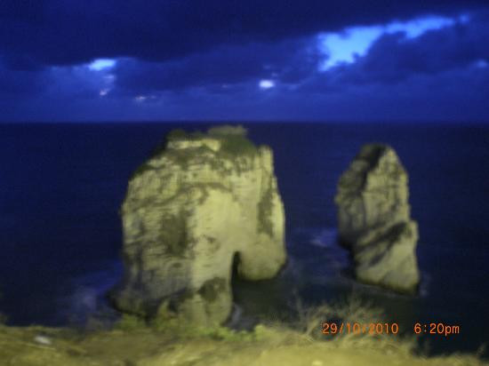 Pigeon Rocks in Raouche-贝鲁特必去景点