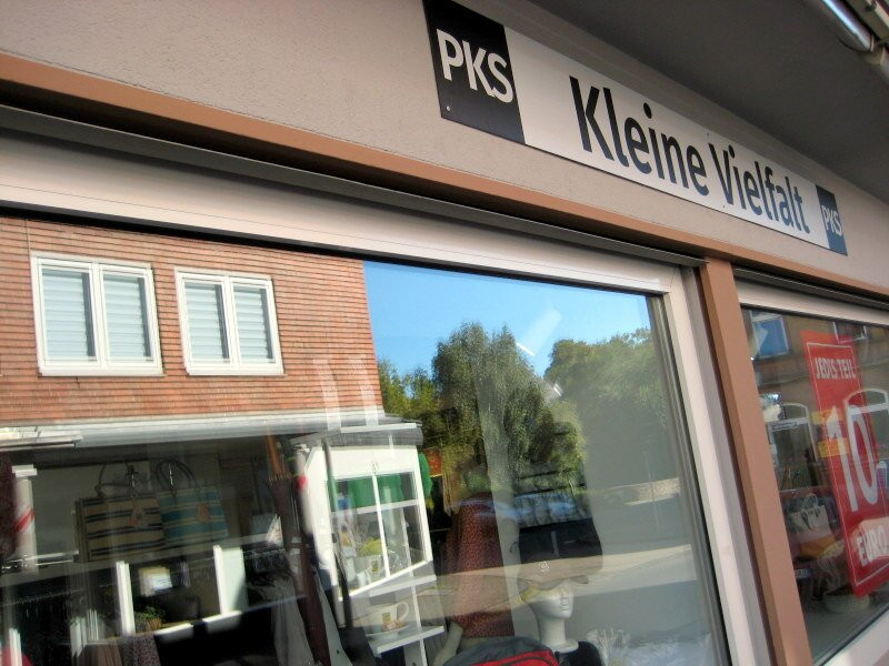 Kleine Vielfalt: Bekleidung und Geschenkartikel...