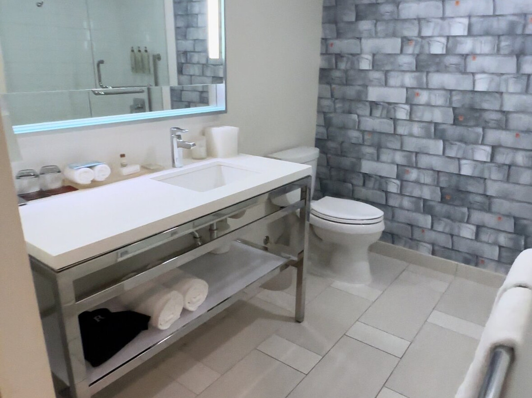 埃德蒙顿机场万丽酒店主图