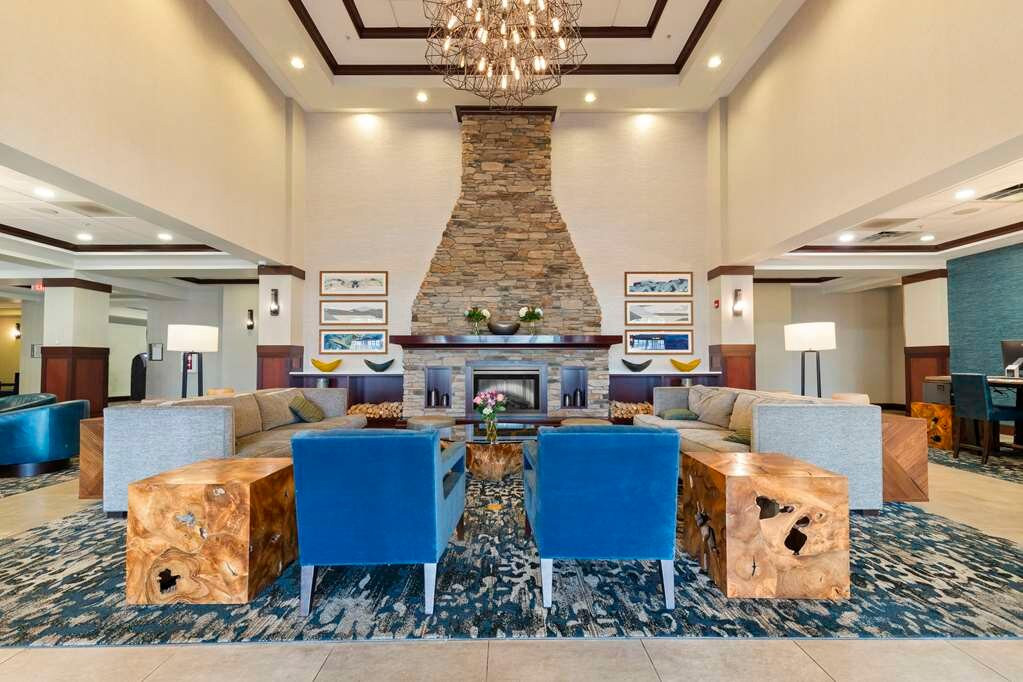 弗朗特皇家蓝岭沙道斯快捷假日&套房酒店主图