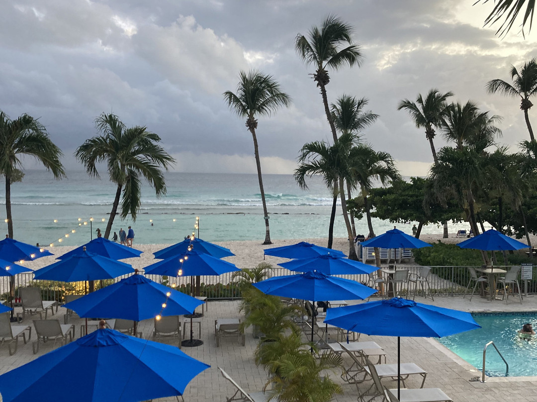 Coconut Court Beach Hotel主图