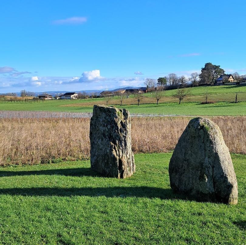 4 Menhirs