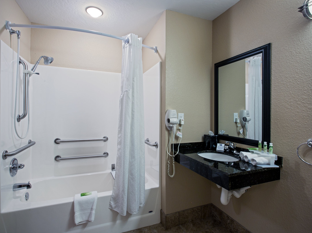 Holiday Inn Express & Suites Green Bay East By IHG