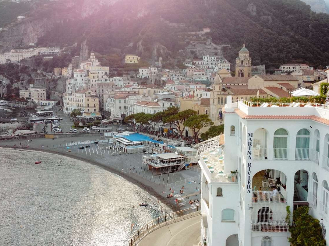 马里纳里维尔酒店