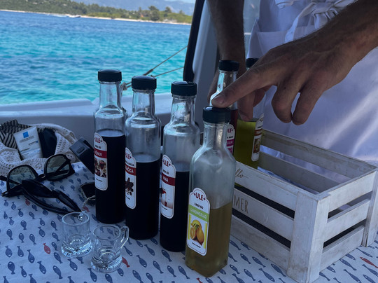 Fishing Boat Together-科尔丘拉镇必去景点