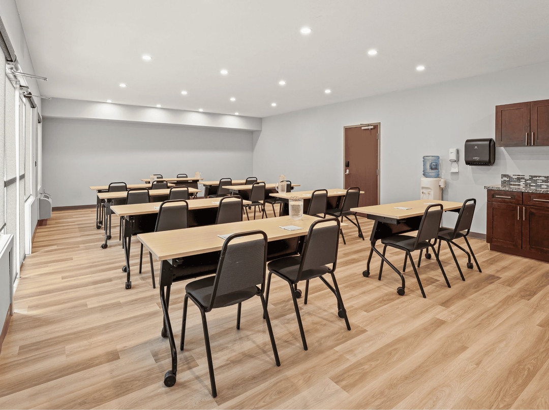 Home Inn & Suites - Regina Airport West主图