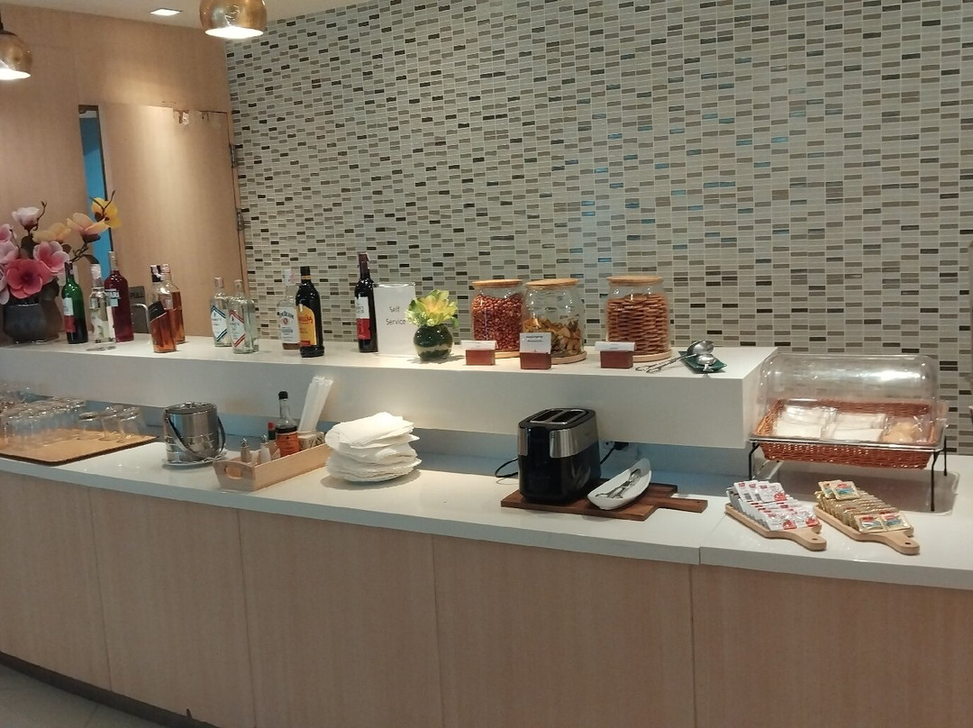 Miracle Lounge-Racha Thewa必去景点