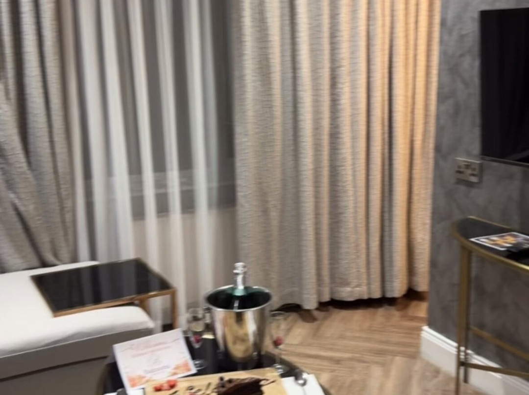 Balmoral Hotel主图