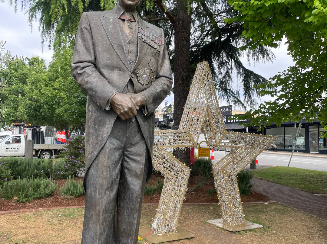 LORD Richard Gavin Gardiner Casey Statue-伯威克必去景点