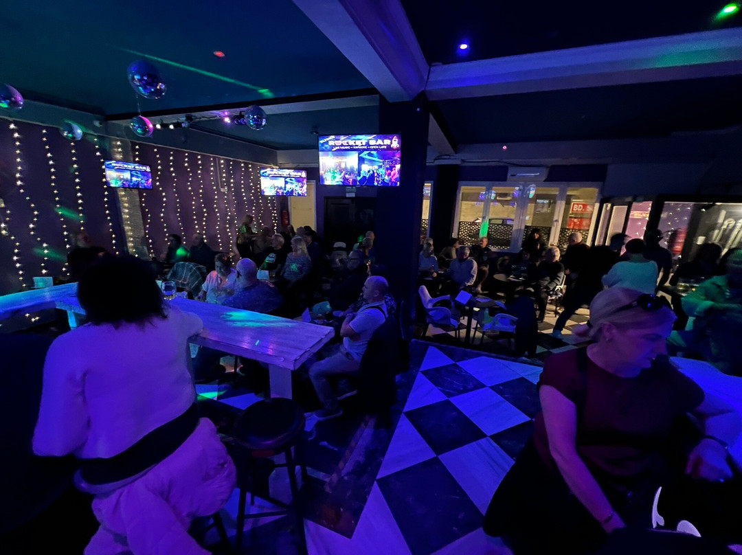 Eltons Rocket Bar-托雷莫里诺斯必去景点