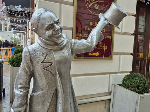 Schone Naci Statue-布拉迪斯拉发必去景点